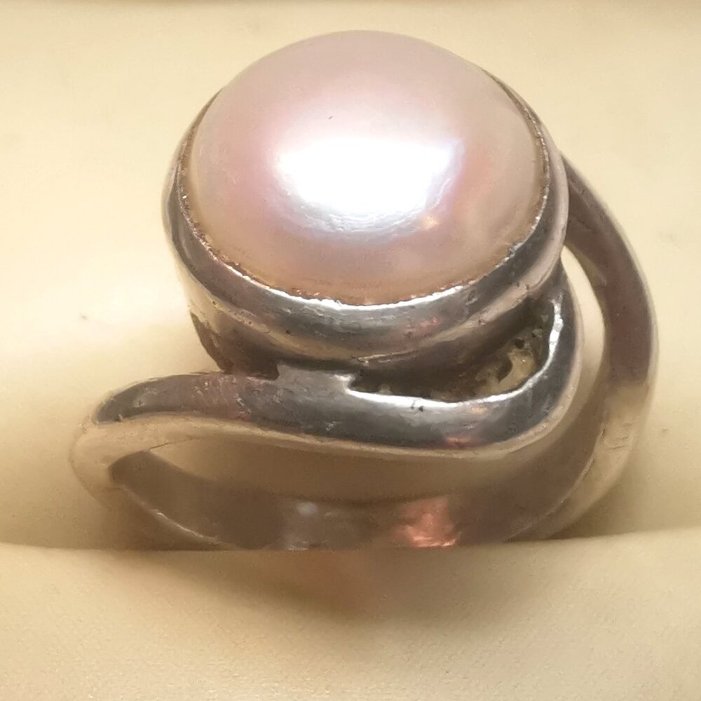 1970s Artisan Bypass Pearl Ring Silver Tone Size 4 Modernist 10mm Mabe Style